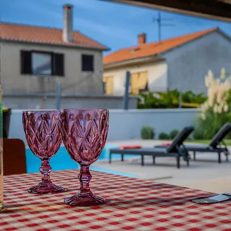 Georgine Mit Pool Vikendica