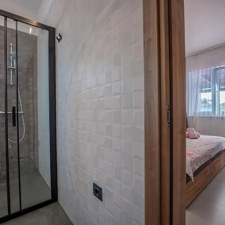 Georgine Mit Pool Pula