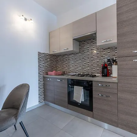 Georgine Mit Pool Vikendica *