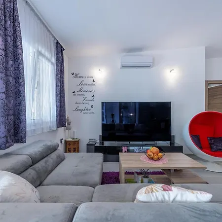 Georgine Mit Pool * Pula