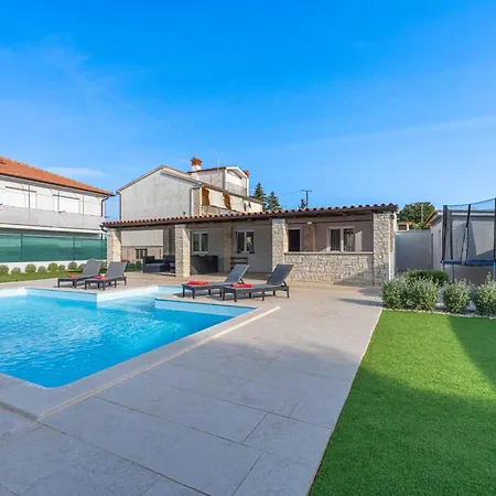 Georgine Mit Pool Будинок відпочинку