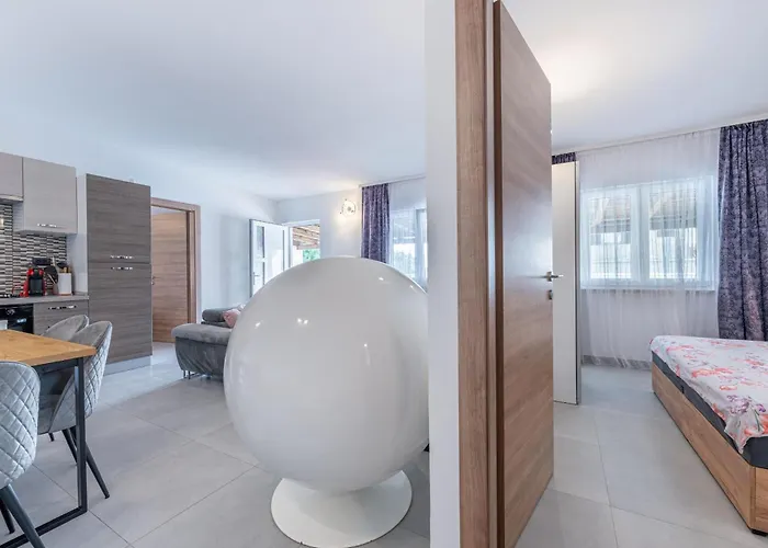 Georgine Mit Pool Будинок відпочинку Пула