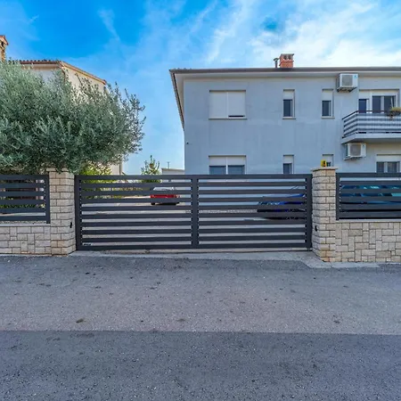 別荘 Georgine Mit Pool プーラ