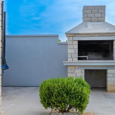 Dom wakacyjny Georgine Mit Pool