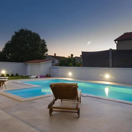 Georgine Mit Pool Pula