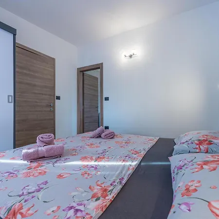 Georgine Mit Pool 別荘 *