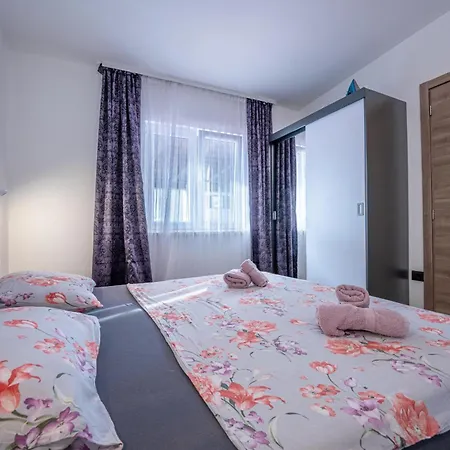 Georgine Mit Pool 別荘 プーラ