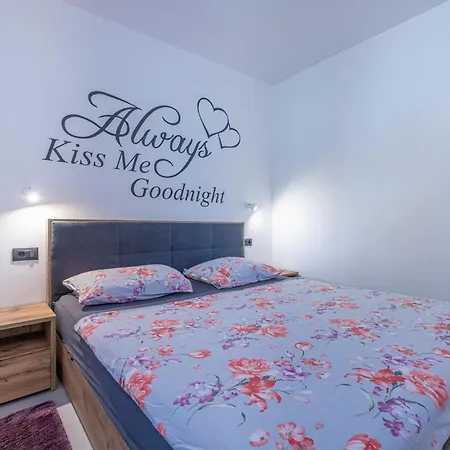 Georgine Mit Pool Dom wakacyjny