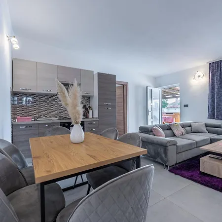 別荘 Georgine Mit Pool *