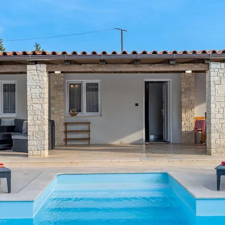 Georgine Mit Pool * プーラ