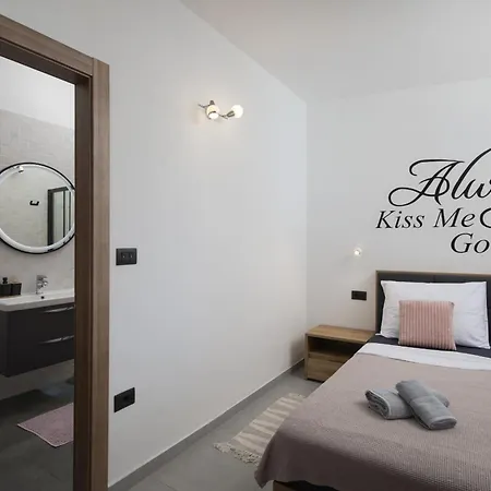 Georgine Mit Pool Holiday home Pula