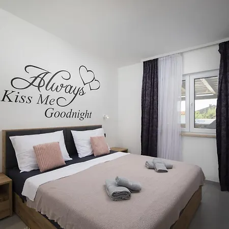 Georgine Mit Pool Holiday home