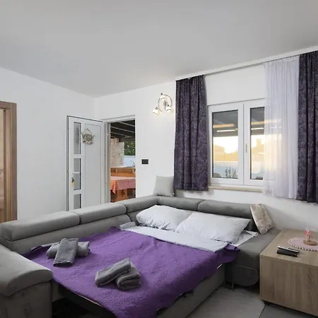 Georgine Mit Pool Holiday home *