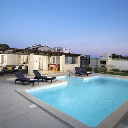 Georgine Mit Pool Holiday home Pula
