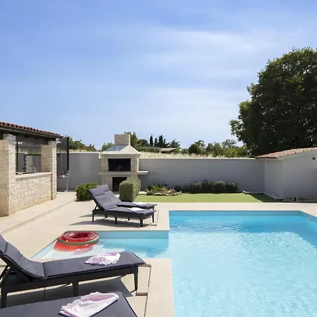 Georgine Mit Pool * Pula