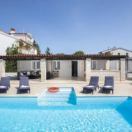 Georgine Mit Pool Holiday home Pula