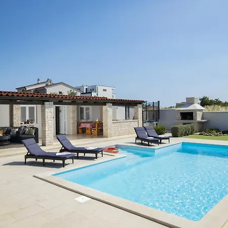 Georgine Mit Pool Pula