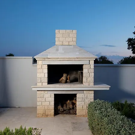 Georgine Mit Pool Holiday home