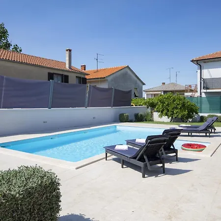 Georgine Mit Pool Holiday home *