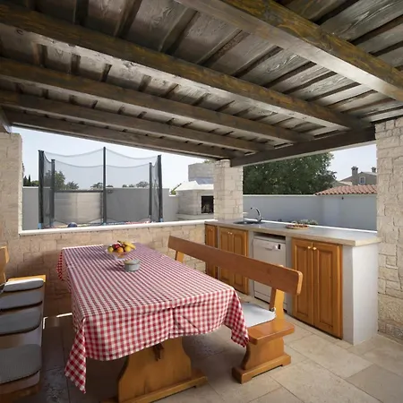 Georgine Mit Pool Holiday home Pula