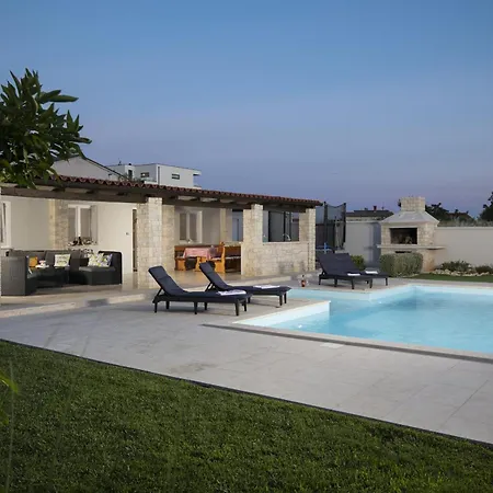 Georgine Mit Pool * Pula
