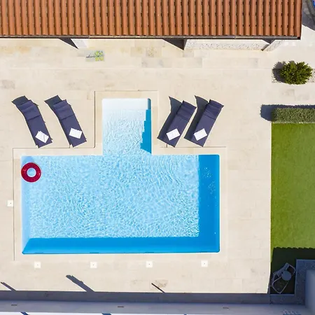 Georgine Mit Pool Holiday home Pula