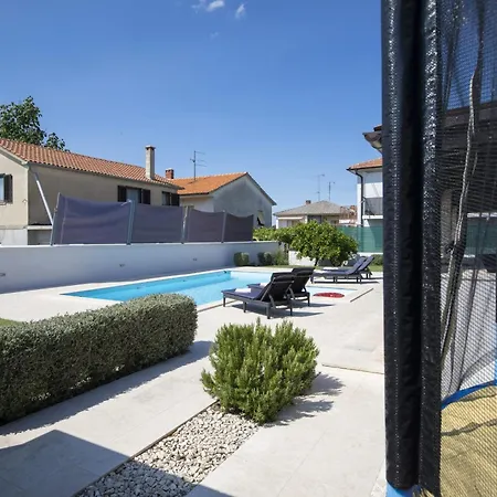 Georgine Mit Pool Holiday home