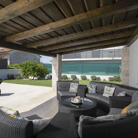 Georgine Mit Pool Holiday home *