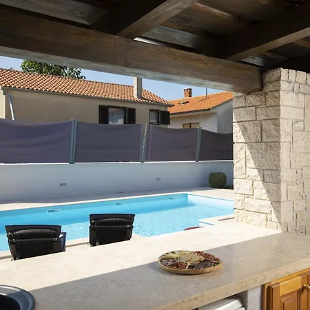 Georgine Mit Pool Holiday home Pula