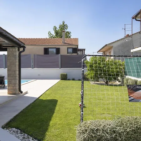 Georgine Mit Pool Holiday home *