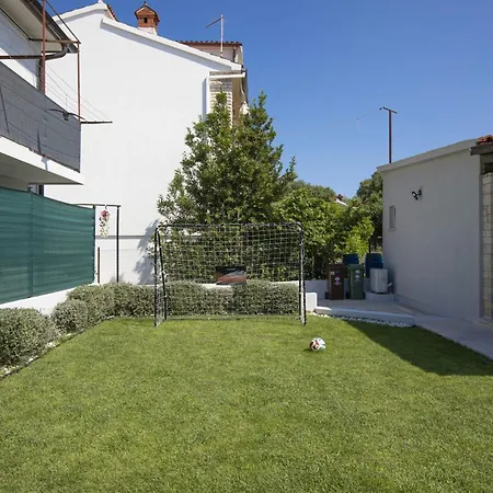 Georgine Mit Pool Holiday home Pula