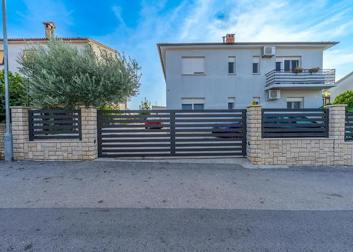 Holiday home Georgine Mit Pool Pula