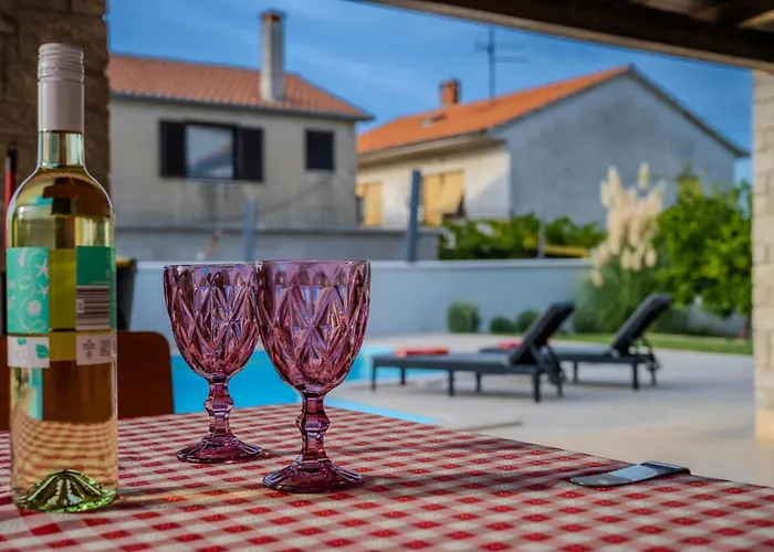 Georgine Mit Pool Holiday home