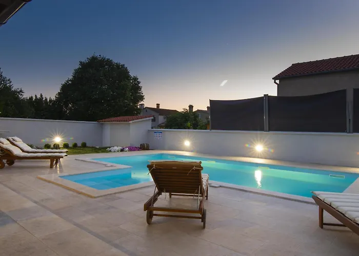 Georgine Mit Pool Pula