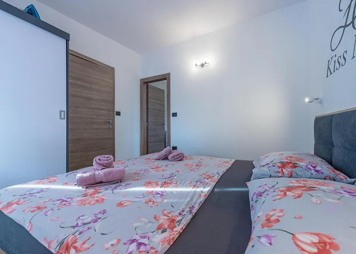 Georgine Mit Pool Holiday home *