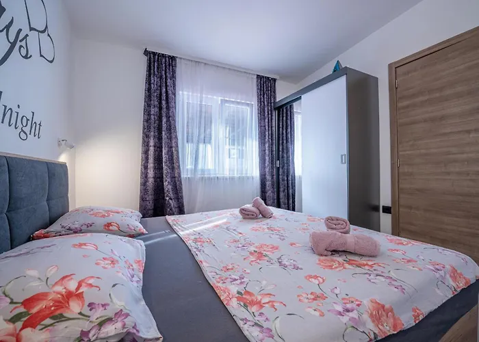 Georgine Mit Pool Holiday home Pula