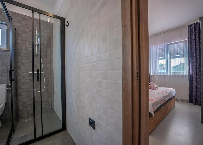 Georgine Mit Pool Pula