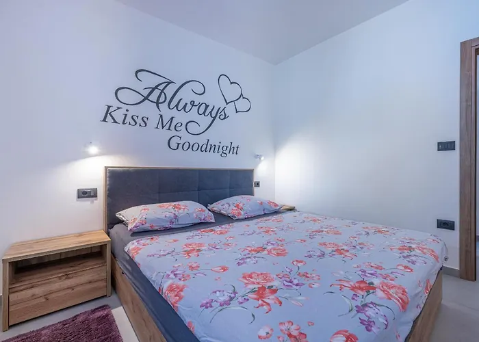 Georgine Mit Pool Holiday home