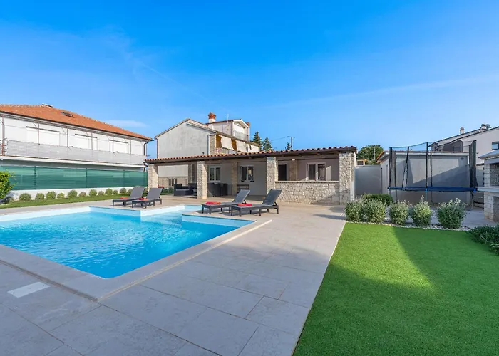Georgine Mit Pool Holiday home
