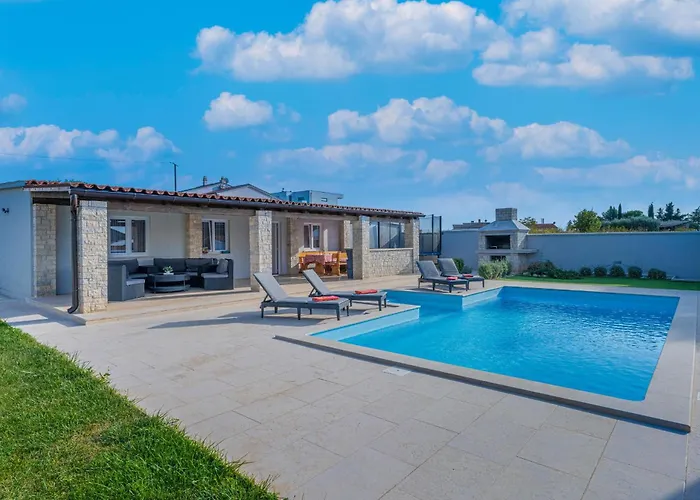 Georgine Mit Pool Pula